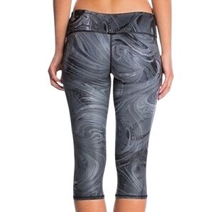 Alo Yoga Airbrush Marble Print Capri Leggings Size Small